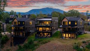 una vista aérea de una casa grande en The Back Nine Retreat by AvantStay Private Golf Sim Firepit Mountain Views Near Dollywood, en Sevierville