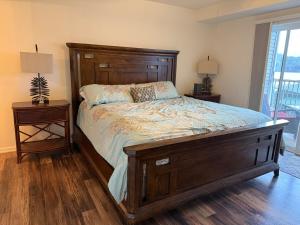 Un dormitorio con una cama grande y dos mesitas de noche. en Lake Front and Calm Waters at Miramar 3BR 2BA, en Camdenton