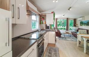 Kuchyň nebo kuchyňský kout v ubytování Beautiful Home In Voorthuizen