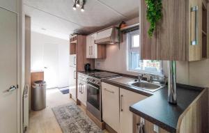 Kuchyň nebo kuchyňský kout v ubytování Beautiful Home In Voorthuizen + 23 fotografií