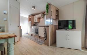 Kuchyň nebo kuchyňský kout v ubytování Beautiful Home In Voorthuizen