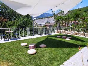 Un jardín con rocas sobre el césped y una tienda de campaña en Villa Elvira, en Pellezzano