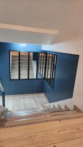 an empty room with stairs and a window at Essencial Hotel Spa in Mendoza