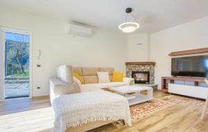 TV a/nebo společenská místnost v ubytování 1 Bedroom Nice Apartment In Recco