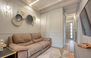 a living room with a couch and plates on the wall at Casa Persi in Gorleri