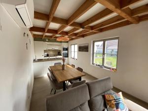 Una cocina y un comedor con mesa y sillas. en Westhinder I H70, en Koksijde