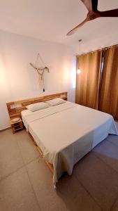 Un dormitorio con una cama grande en una habitación. en Kasa surf, en Porto Novo