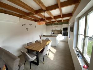 Una cocina y un comedor con mesa y sillas de madera. en Westhinder I H70, en Koksijde 16 fotos más