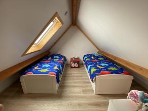 Habitación con 2 camas en un ático en Westhinder I H70, en Koksijde