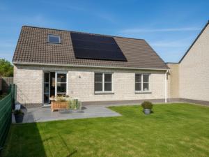 una casa con paneles solares en el techo en Westhinder I H70, en Koksijde