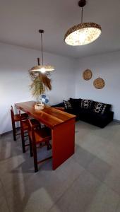 una sala de estar con una mesa y un sofá en Kasa surf, en Porto Novo