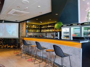 ジュンディアイにあるibis Jundiai Shoppingのレストランのカウンターと椅子付きのバー