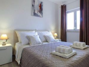 een slaapkamer met een groot bed met twee kussens erop bij Matia I with pool in Novak +42 foto's