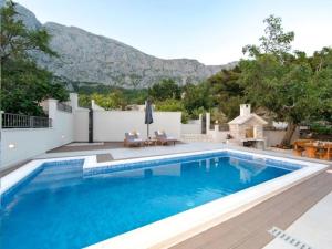 een zwembad in een achtertuin met bergen op de achtergrond bij Matia I with pool in Novak