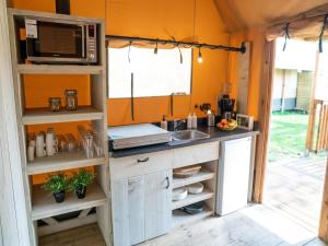 una cucina con lavello e microonde di Luxury holiday home in Overijssel a Balkbrug Altre 13 foto