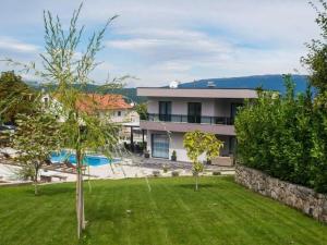 een huis met een tuin met een zwembad bij Victoria with pool in Imotski in Ujevići