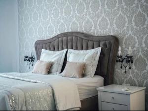 een slaapkamer met een groot bed met witte kussens bij Victoria with pool in Imotski in Ujevići +35 foto's