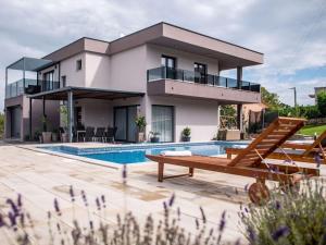 een villa met zwembad en huis bij Victoria with pool in Imotski in Ujevići