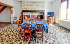 Un comedor con una mesa y sillas azules. en Gite De Campagne Avec Jardin, en Mailly-Maillet