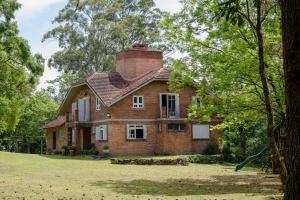 an old brick house with a green slide at Maison Valle in Taquara