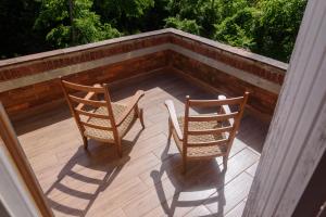 zwei Schaukelstühle auf einer Veranda mit in der Unterkunft Maison Valle in Taquara