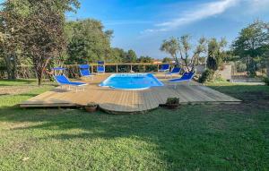 Bazén v ubytování Gorgeous Home In Montefiascone nebo v jeho okolí + 26 fotografií