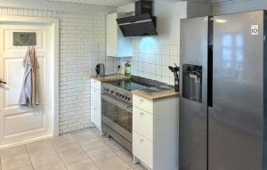 Η κουζίνα ή μικρή κουζίνα στο Beautiful Home In Stege With Wifi