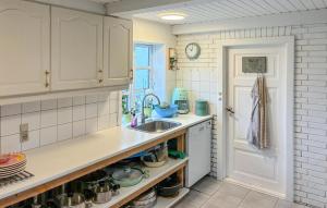 Η κουζίνα ή μικρή κουζίνα στο Beautiful Home In Stege With Wifi