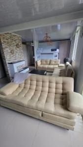 a living room with a large couch and a fireplace at Espectacular apartamento en Guaduas in Guaduas