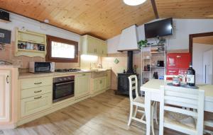 Η κουζίνα ή μικρή κουζίνα στο Nice Home In San Giustino Pg