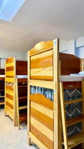 a room with two bunk beds with wooden doors at Nowhere Siqujor Hostel in San Juan