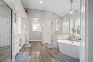 Koupelna v ubytování Riversbend Retreat on the San Bernard River + 71 fotografií