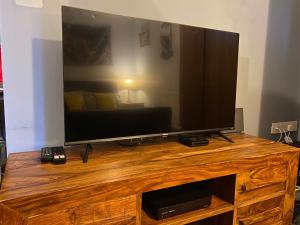 Televisyen dan/atau pusat hiburan di Studio - Sleeps 2 - Pets - Terrace - Parking