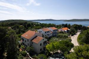 een luchtzicht op een villa in een resort met een meer bij Apartments with parking space Muline, Ugljan - 8521 in Donje Selo