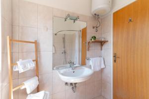 een badkamer met een wastafel en een spiegel bij Apartments with parking space Muline, Ugljan - 8521 in Donje Selo +36 foto's