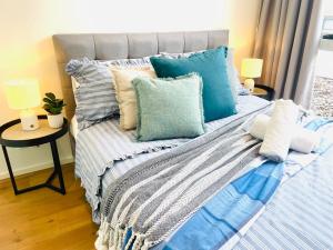 Ένα ή περισσότερα κρεβάτια σε δωμάτιο στο Modern Two-Level Apartment in the Heart of Epping