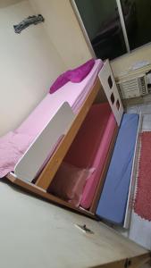 Ένα ή περισσότερα κρεβάτια σε δωμάτιο στο Quarto com 3 camas de solteiro em apartamento compartilhado