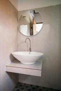 Ένα μπάνιο στο TALI BOUTIQUE Hotel +34 φωτογραφίες