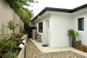 una piccola casa bianca con cortile di Cozy Kambah 1 Bedroom Near Shops & Parks a Kambah