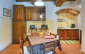 a dining room with a table and a kitchen at Awesome Apartment In Bibbiena in Serravalle