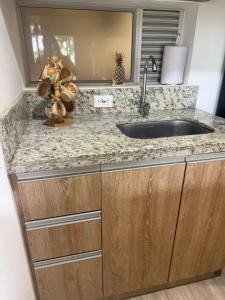 een keuken met een spoelbak en een aanrecht bij Apartment, 3 bedrooms and 2 full bathrooms in Armenia