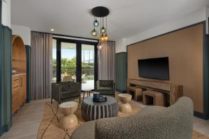 een woonkamer met open haard en tv bij Calistoga Motor Lodge and Spa in Calistoga