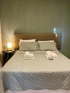 une chambre avec un lit avec des serviettes dessus dans l'établissement Apto ao lado da Praça da Sé, ótima localização, à Crato 10 autres photos