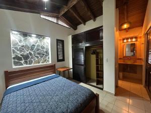 a bedroom with a bed in a room at Venao Beachfront Cabana in Playa Venao