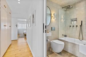 y baño con aseo, bañera y ducha. en Harbour Mist Hideaway - Where Coast Meets Calm, en Ulladulla 11 fotos más