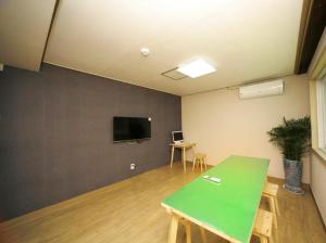 TV i/ili multimedijalni sistem u objektu 24 Guesthouse KyungHee University