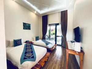 Una televisión o centro de entretenimiento en 若溪酒店 ruoxi hotel