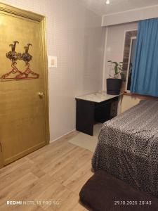 Ένα ή περισσότερα κρεβάτια σε δωμάτιο στο your room in a three-room apartment with a shared kitchen, bathroom, and toilet