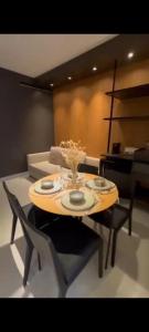 - un salon avec une table et des chaises dans l'établissement Resort porto life2, à Ipojuca