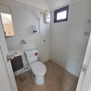 Seashell Family-555普吉岛木屋走几步到邦涛海滩看日落周边餐饮方便 في شاطئ بانغ تاو: حمام ابيض مع مرحاض ودش